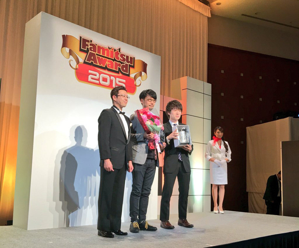 Kojima recibe el premio MVP por parte de la revista japonesa Famitsu