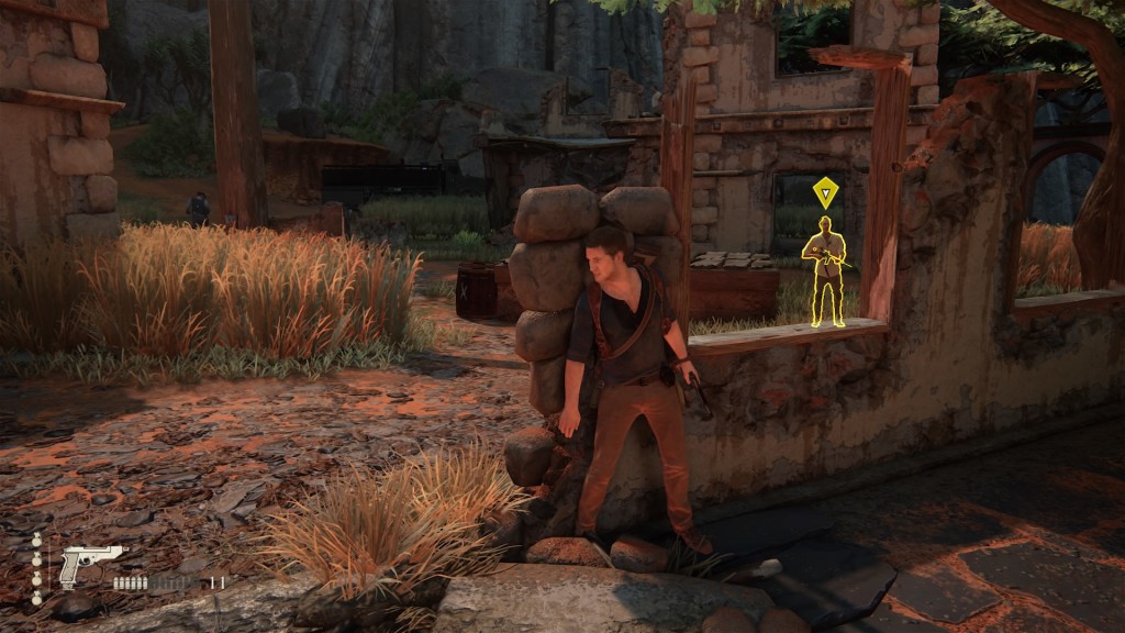 Uno de los enemigos cree haber visto algo sospechoso, y por eso el simbolo arriba de su cabeza es de color amarillo.